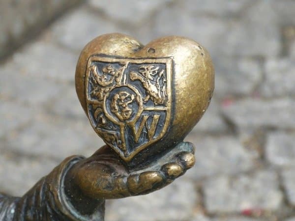 Hand mit Herz und Wappen von Breslau drauf